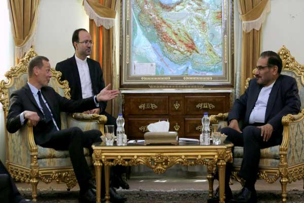 مستشار الرئيس الفرنسي إيمانويل بون مع الأميرال علي شمخاني أمين المجلس الأعلى للأمن القومي في طهران في 10 يوليو 2019