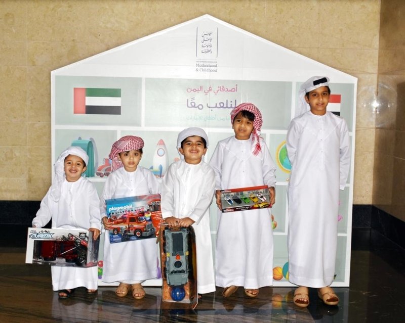 أطفال إماراتيون يقدمون هدايا وألعابا لأطفال اليمن