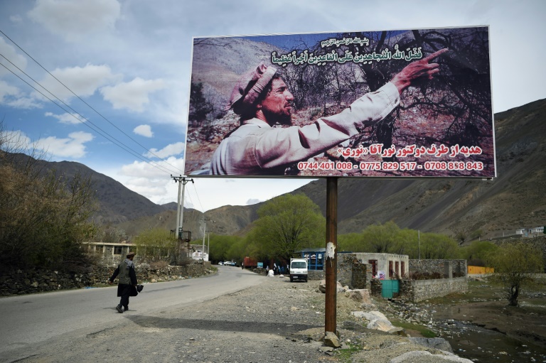 لافتة تحمل صورة القائد الأفغاني الراحل أحمد شاه مسعود الذي حارب السوفيات وحمل لقب 