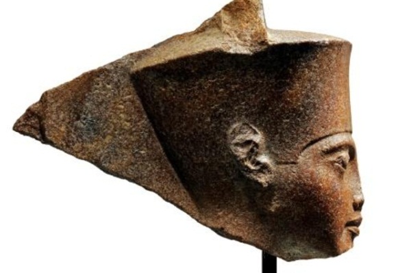 صورة لمنحوتة على شكل رأس الفرعون توت عنخ آمون نشرتها دار 