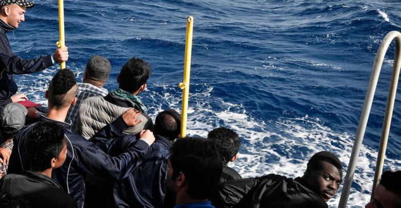مالطا توافق على نقل 65 مهاجرا من سفينة المانية الى أحد موانئها