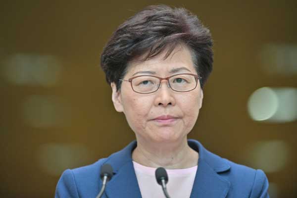 رئيسة حكومة هونغ كونغ كاري لام خلال مؤتمر صحافي في مقر الحكومة بتاريخ 9 يوليو 2019