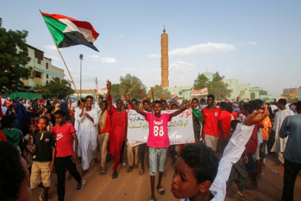متظاهرون في حي بري قرب الخرطوم في 5 يوليو 2019 