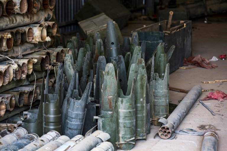 صورة ملتقطة في 28 يونيو 2019 وتظهر فيها بقايا صواريخ وأسلحة أخرى عثر عليها في معسكر استخدمته قوات موالية للمشير خليفة حفتر في الغريان على بعد 100 كلم جنوب غرب طرابلس 