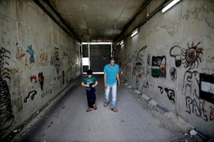 معاناة عائلة فلسطينية تعيش معزولة بسبب الجدار الفاصل في الضفة