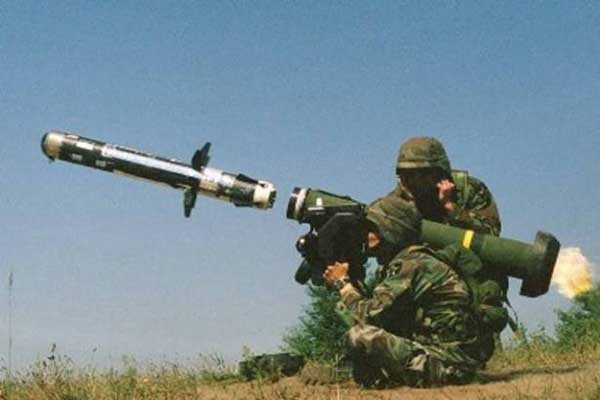 نموذج من صواريخ جافلين التي عثر عليها في غريان