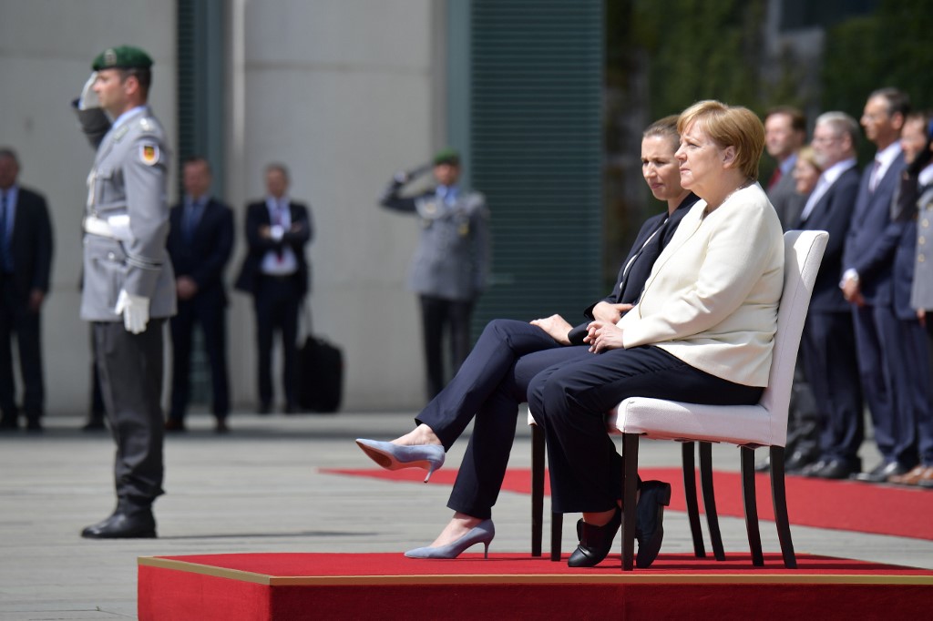 ميركل على كرسيّ رفقة رئيسة وزراء الدنمارك الجديدة ميتي فريديريكسن في باحة مقر المستشارية