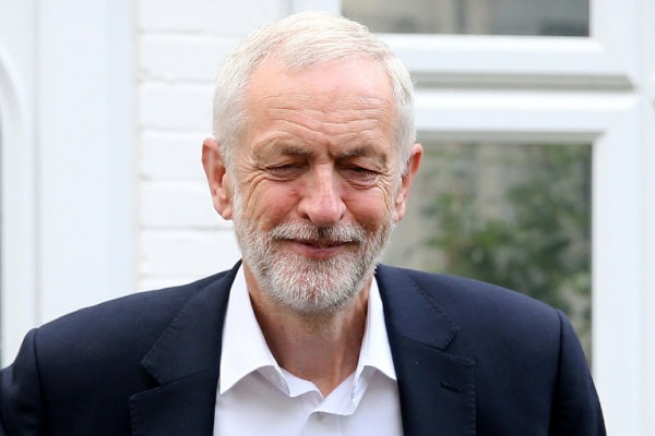 زعيم المعارضة العمالية جيريمي كوربن يغادر منزله في شمال لندن في 12 يونيو 2019 