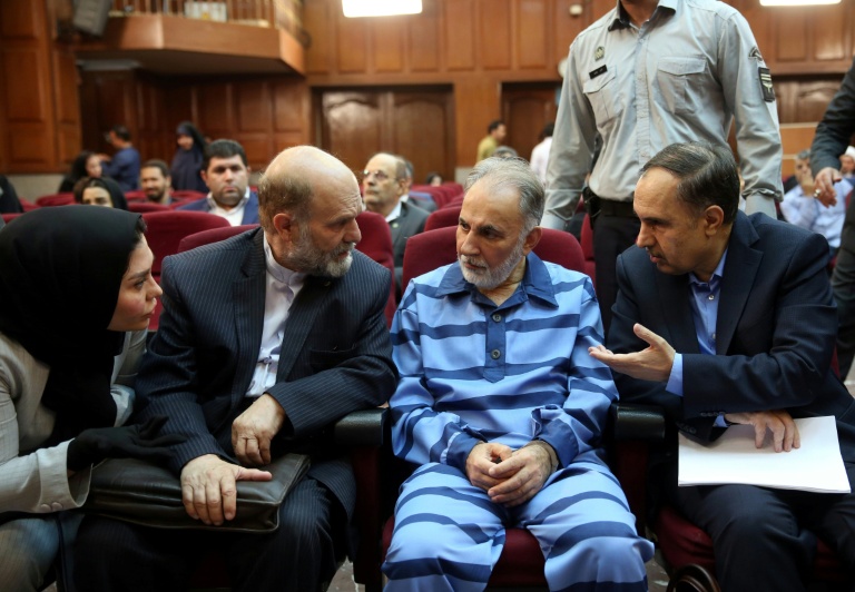 رئيس بلدية طهران السابق محمد علي نجفي متوسطا محاميه في محكمة طهران الجنائية، السبت 13 تموز/يوليو 2019