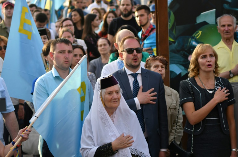 أفراد من تتار القرم في كييف في 18 مايو 2019 في مراسم لإحياء الذكرى الـ75 لترحيل الاتحاد السوفياتي لأقليات السكان الأصليين في القرم 