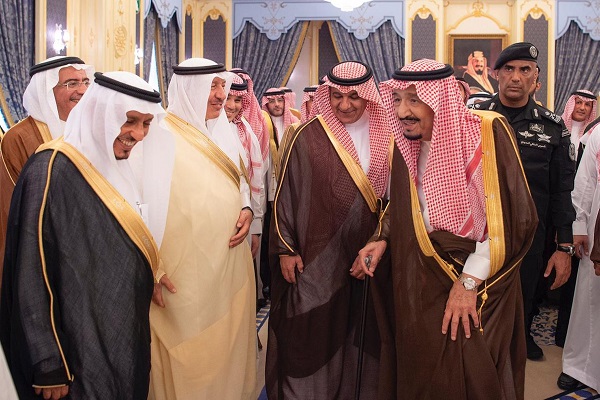 الملك سلمان خلال استقباله وزير الإعلام ورؤساء الهيئات الإعلامية
