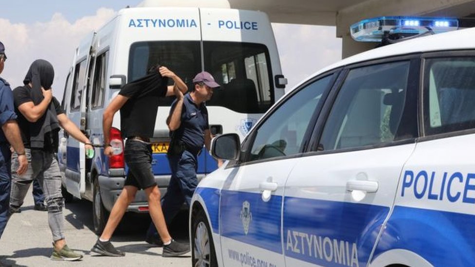12 مراهقا إسرائيليا يمثلون أمام المحكمة في قبرص بتهمة اغتصاب فتاة بريطانية