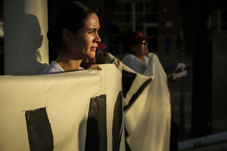 متظاهرة في ال باسو بولاية تكساس احتجاجا على معاملة المهاجرين السريين في مراكز اعتقال في الولايات المتحدة في 13 تموز/يوليو 2019