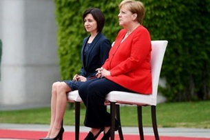 ميركل تجلس مجددًا خلال مراسم استقبال رئيسة وزراء مولدافيا