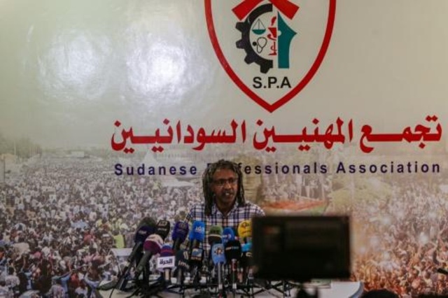 اسماعيل التاج المتحدث باسم تجمع المهنيين السودانيين يتحدث في مؤتمر صحافي في الخرطوم