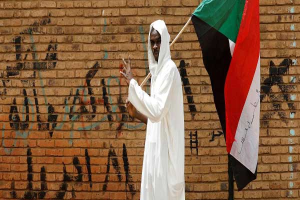 قادة الاحتجاج يعلنون تأجيل مفاوضات مع المجلس العسكري في السودان