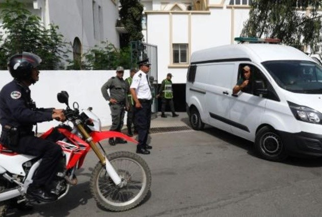 سيارة تقل المتهمين بقتل السائحتين الاسكندينافيتين في المغرب لدى مغادرتهم مقر المحكمة في سلا في 11 يوليو 2019