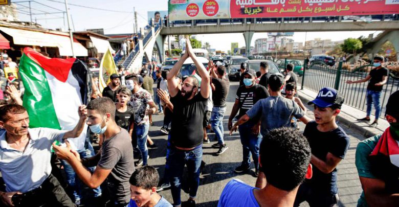 فلسطينيون يتظاهرون ضد حملة لمواجهة العمالة الأجنبية في لبنان