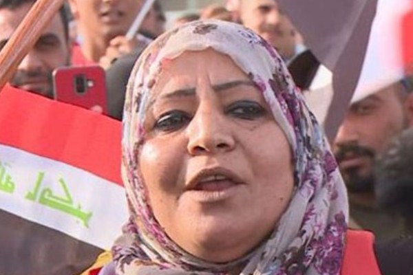 رنا حميد تهتف لصدام خلال تظاهرة في كركوك