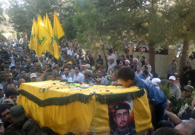 حزب الله يشيّع أحد قتلاه الذين سقطوا في سوريا