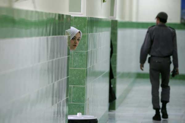 سجينة في أحد ممرات سجن إيوين في شمال طهران في 13 يونيو 2006