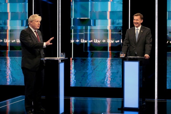 بوريس جونسون ومنافسه على رئاسة الوزراء جيرمي هانت في مناظرة تلفزيونية في مانشستر في 9 يوليو 2019