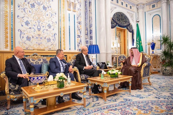 العاهل السعودي خلال استقباله رؤساء وزراء لبنان السابقين