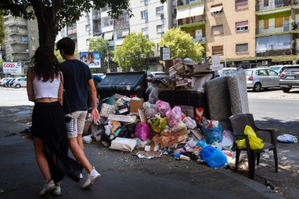 نفايات مكدسة في شوارع العاصمة الإيطالية