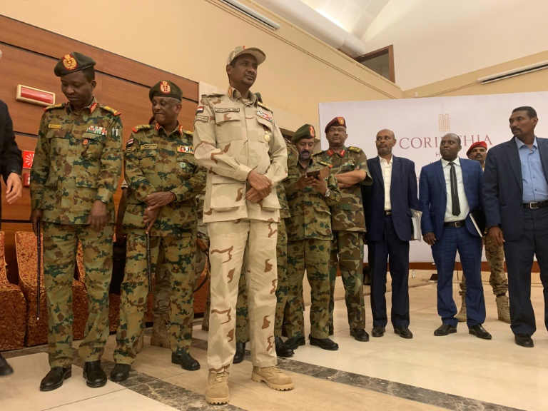 نائب رئيس المجلس العسكري السوداني الحاكم محمد حمدان دقلو (وسط) مع بعض اعضاء المجلس العسكري قبل توقيع اتفاق تقاسم السلطة في الخرطوم في 17 يوليو 2019. 