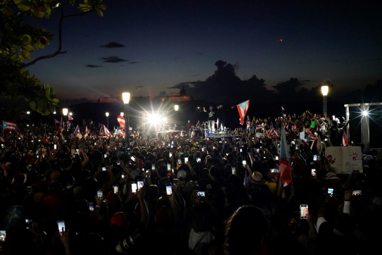 متظاهرون يرفعون هواتفهم النقالة خلال تظاهرة ضد حاكم بورتوريكو ريكاردو روسيلو في 17 يوليو 2019