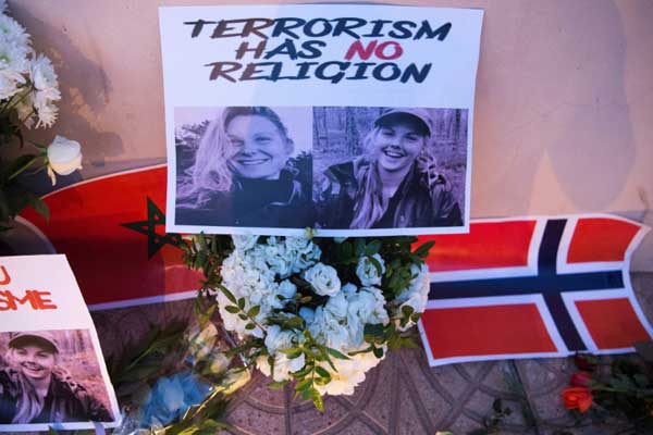 صورة للضحيتين الدنماركية لويزا فيسترغر يسبرسن والنروجية مارين أولاند خلال إضاءة شموع تكريمًا لهما في مراكش في 21 ديسمبر 2018