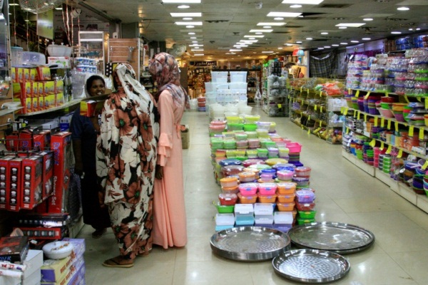 سودانيات يتسوقن في مركز ابو الفاضل التجاري في حي بحري في شمال الخرطوم في 17 يوليو 2019