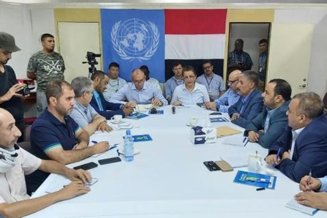 لجنة تنسيق اعادة الانتشار في الحديدة اليمنية مجتمعة على سفينة في ميناء المدينة اليمنية في 14 يوليو