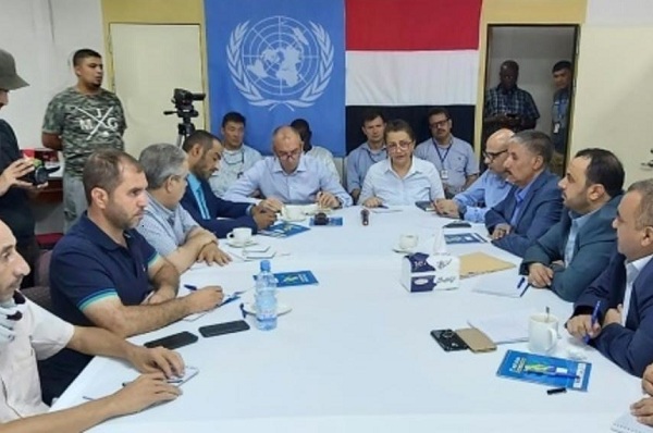 صورة وزعتها الامم المتحدة للجنة تنسيق إعادة الانتشار في الحديدة اليمنية مجتمعة على سفينة في ميناء المدينة اليمنية في 14 يوليو 2019
