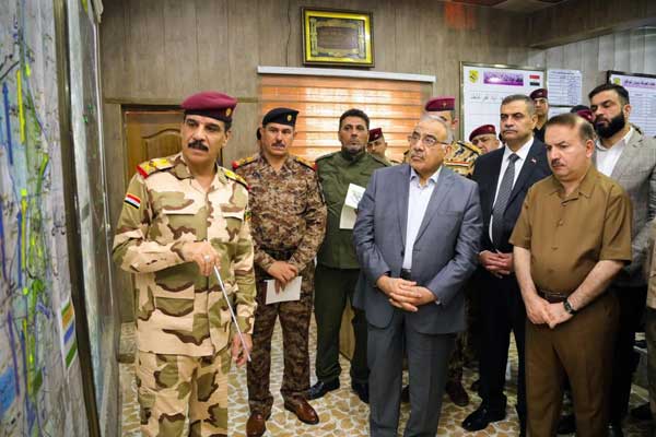 عبد المهدي وقادته العسكريين في مقر عمليات تأمين مناطق محيط بغداد
