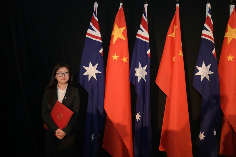 أستراليا تحضّ الصين على السماح لأم أويغورية وابنها بالمغادرة
