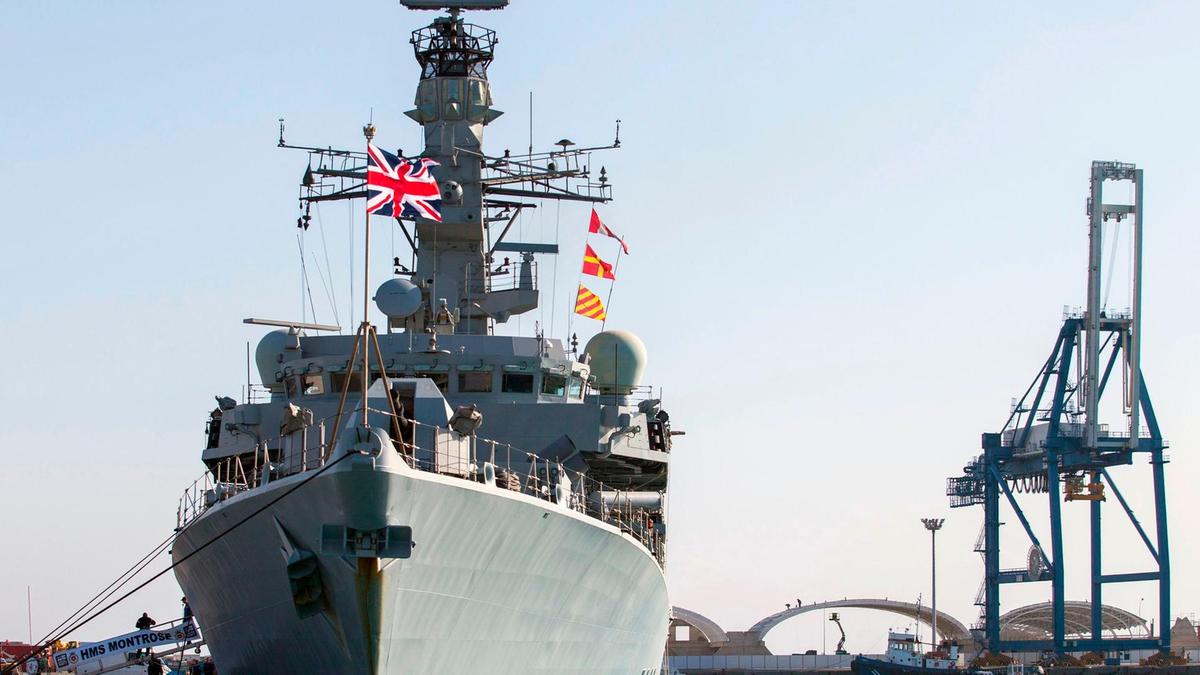السفينة الحربية البريطانية (HMS Montrose) في هرمز 