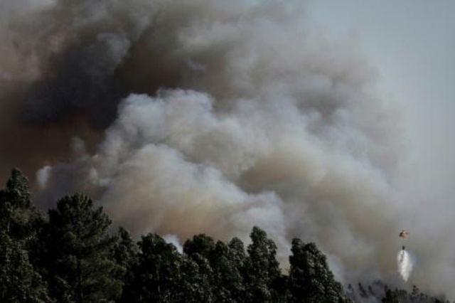 اكثر من 900 اطفائي يكافحون حرائق بوسط البرتغال
