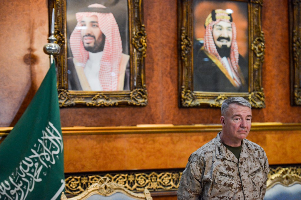 قائد القيادة المركزية الأميركية الجنرال كينيث ماكينزي يتحدّث إلى الصحافيين في الرياض