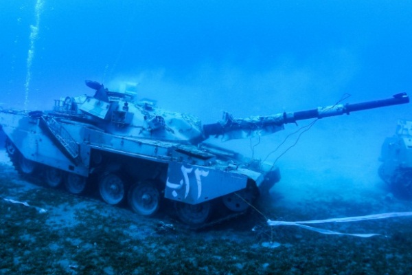 صورة وزعتها سلطة منطقة العقبة الاقتصادية الخاصة في 23 يوليو 2019 تظهر دبابة تم إغراقها قبالة سواحل العقبة لإقامة المتحف العسكري