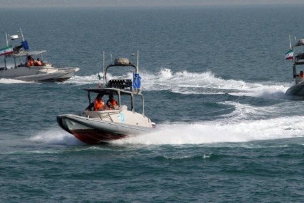 عناصر من الحرس الثوري الإيراني في ميناء بندر عباس