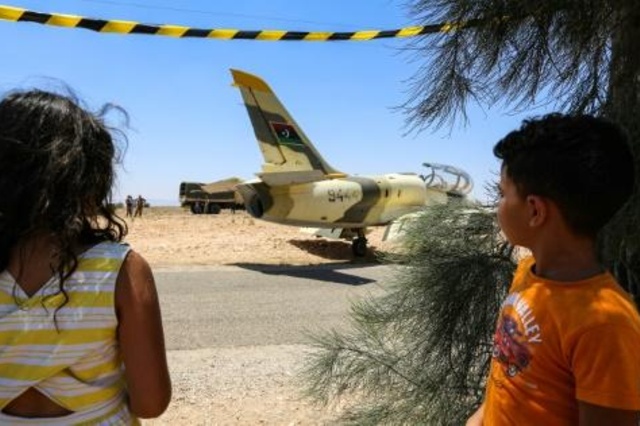 نزع صواعق القنابل من الطائرة الليبية التي هبطت اضطرارياً في تونس