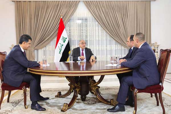 عبد المهدي متحدثًا مع مدراء قنوات عراقية تلفزيونية