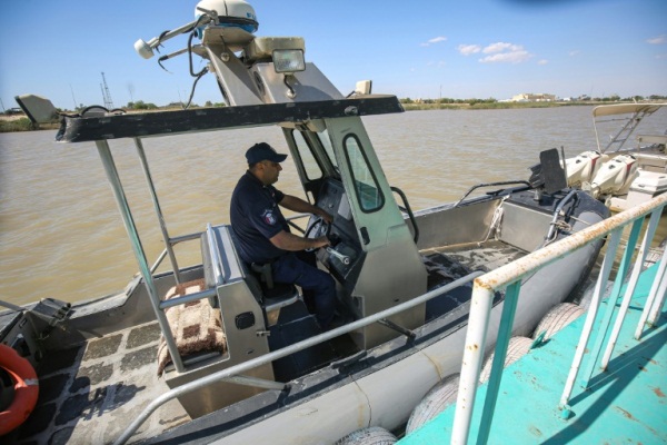 دورية للشرطة النهرية العراقية في إطار محاولة منع عمليات الانتحار في نهر دجلة في بغداد 