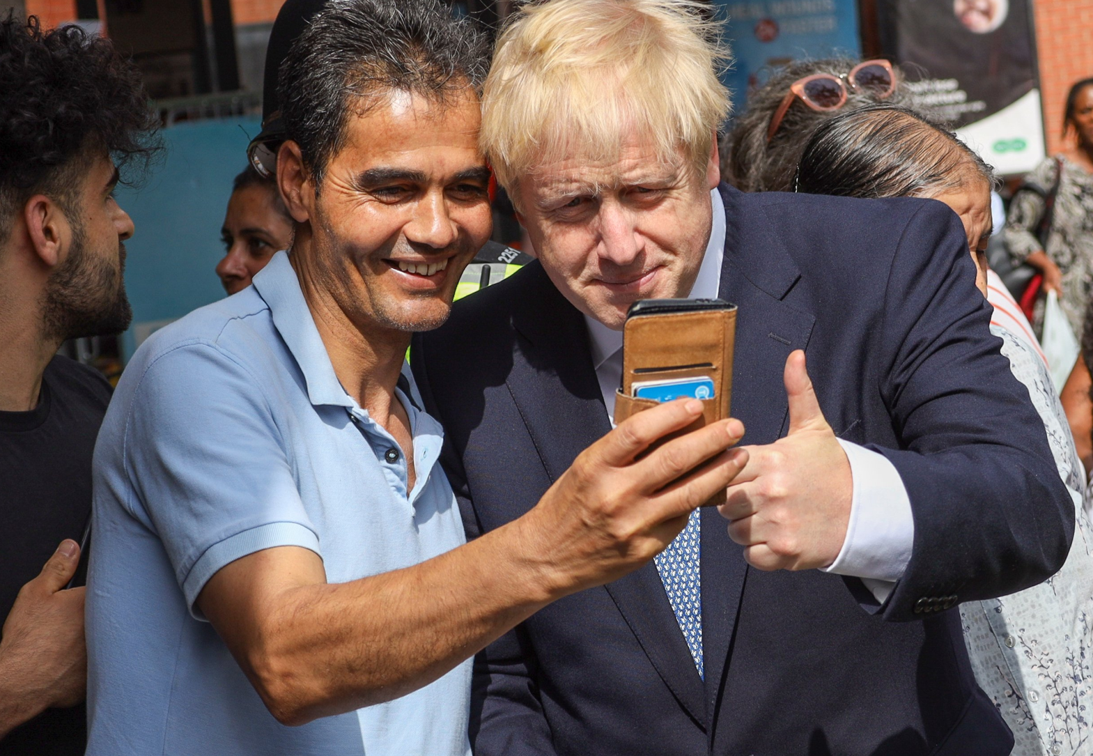 صورة من موقع جونسون لسيلفي مع مواطن خلال جولته في بيرمنغهام 