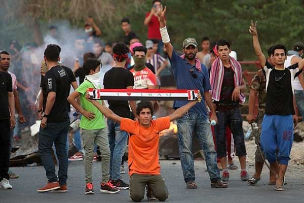 محتجون من الشباب في مدينة البصرة