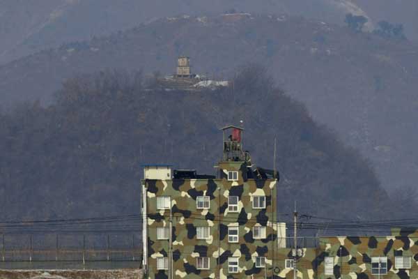 مركز للجيش الكوري الجنوبي (في الأسفل) وآخر للجيش الكوري الشمالي في مدينة باجو على الحدود بين البلدين بتاريخ 16 فبراير 2019
