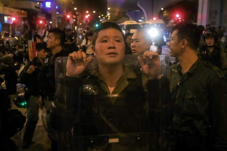تنامي مشاعر الغضب في هونغ كونغ بعد تعرض متظاهرين لهجمات