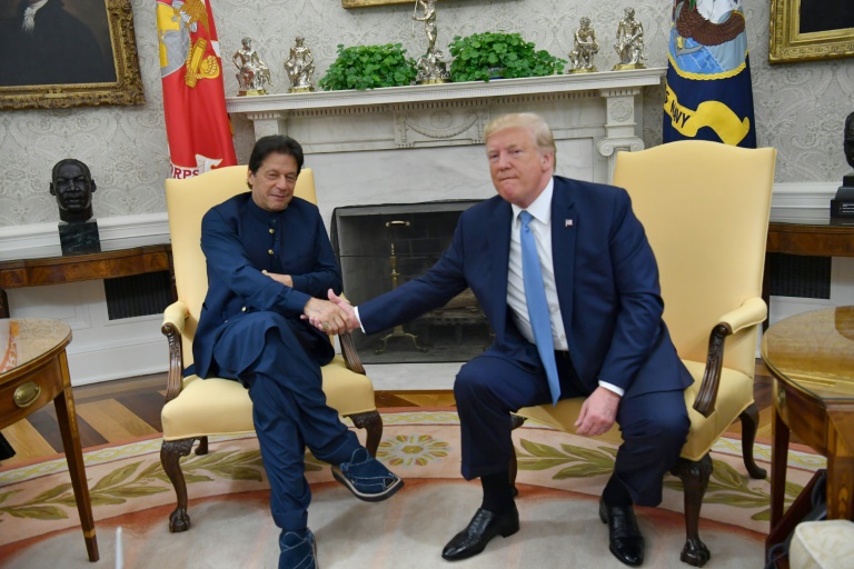 الرئيس دونالد ترمب مستقبلا رئيس الوزراء الباكستاني عمران خان في البيت الأبيض، الأحد 22 تموز/يوليو 2019