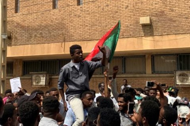 طلاب يتظاهرون وسط الخرطوم مطالبين بمحاسبة المسؤولين عن مقتل زملائهم